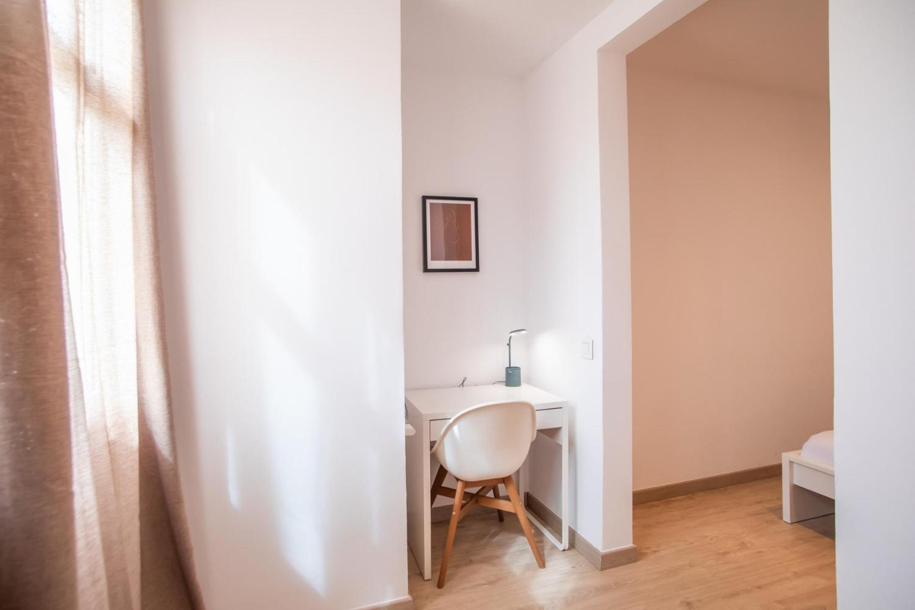 22crc1039 - Exquisite Near The Center Apartment