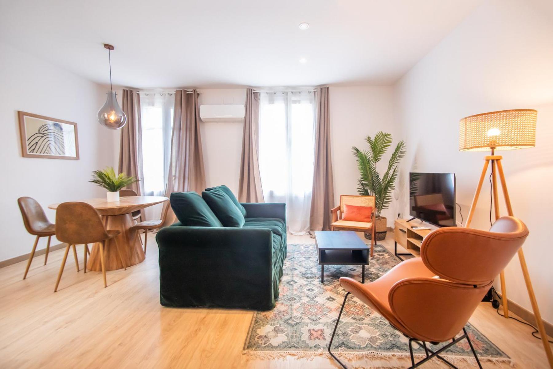22crc1039 - Exquisite Near The Center Apartment *